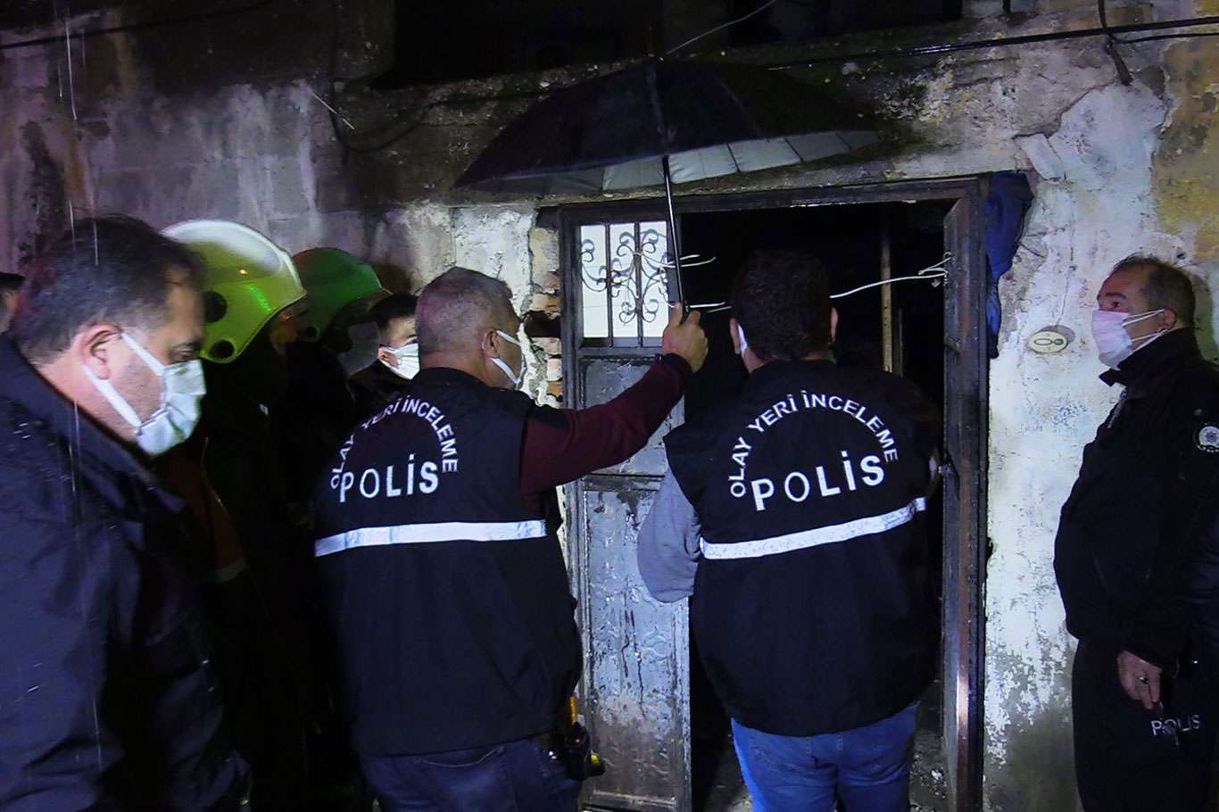 Metruk evde çıkan yangında bir kişi hayatını kaybetti